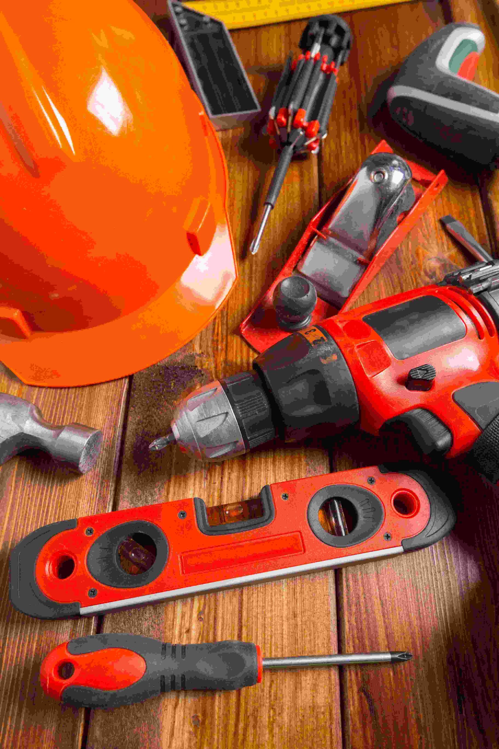 outils-travail-assortis-fond-bois